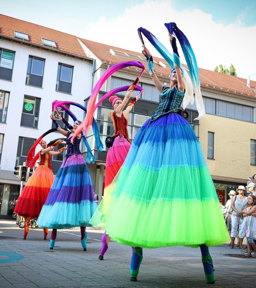 Bunt gekleidete Straßenkünstlerinnen