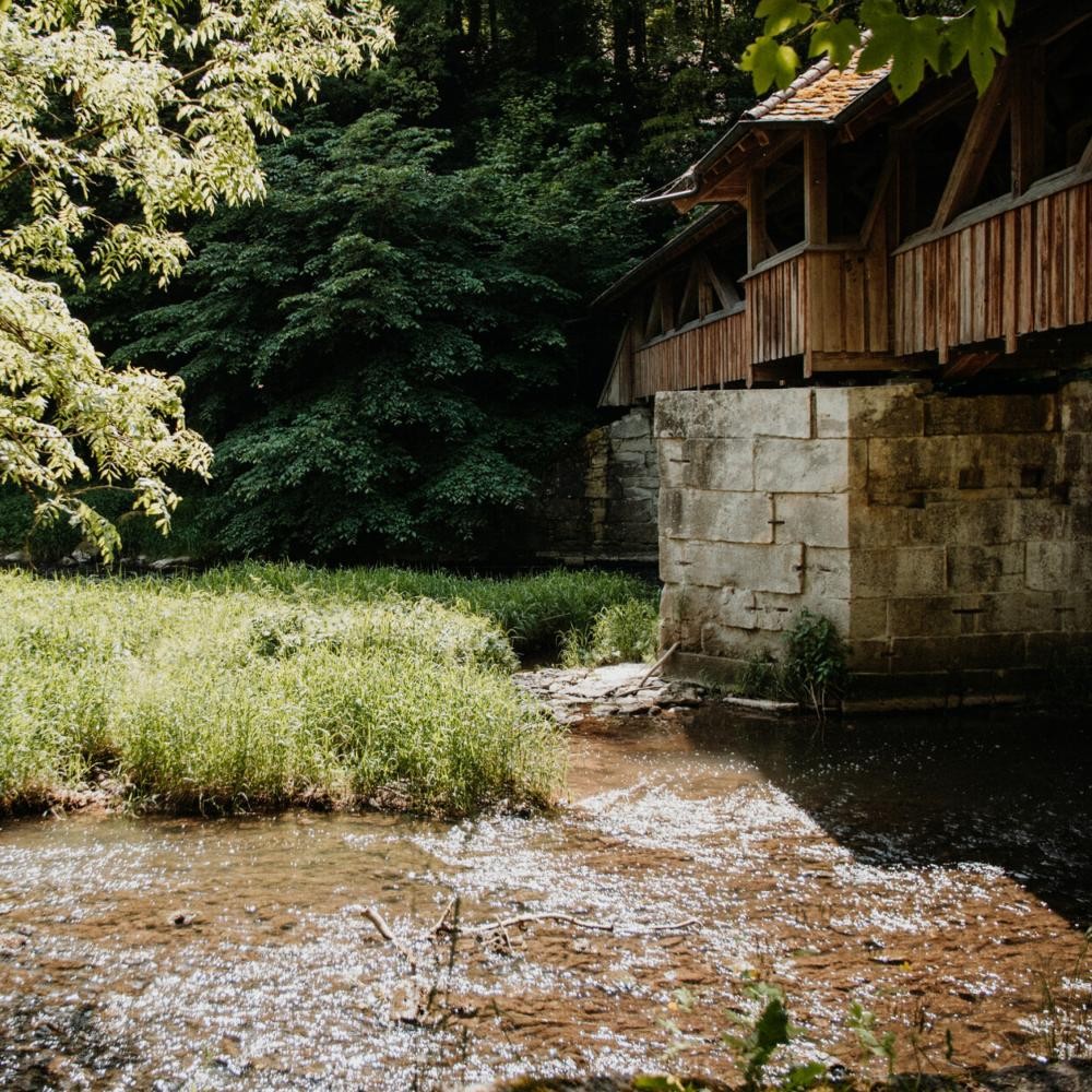 Blick auf die Holzbrücke über die Jagst in der Nähe der Heinzenmühle