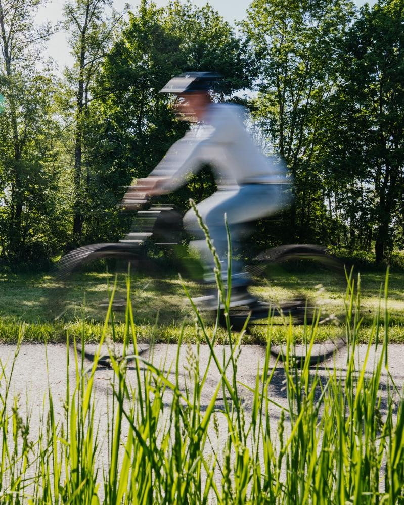 Ein Mann fährt auf einem Fahrrad