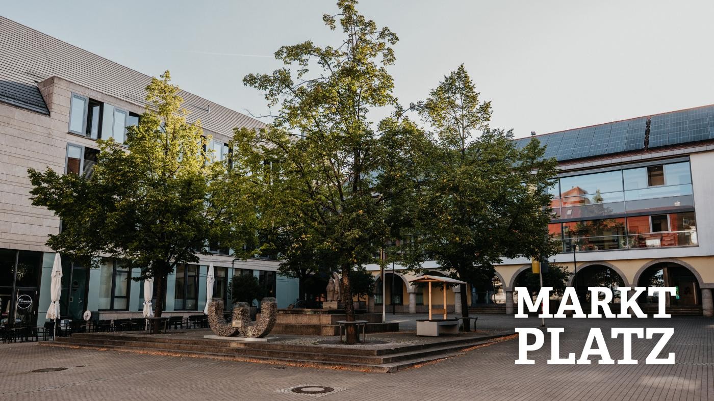 Blick auf den Marktplatz, im Hintergrund ist der Neubau sowie der Arkadenbau des Rathauses zu sehen