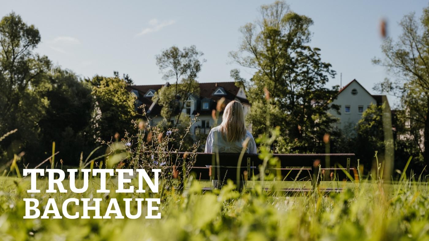 Frau blickt auf die Trutenbachaue