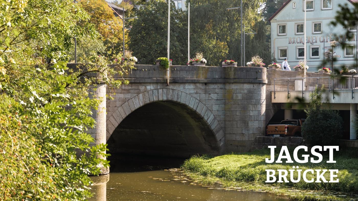 Blick auf die bunt bepflanzte Jagstbrücke
