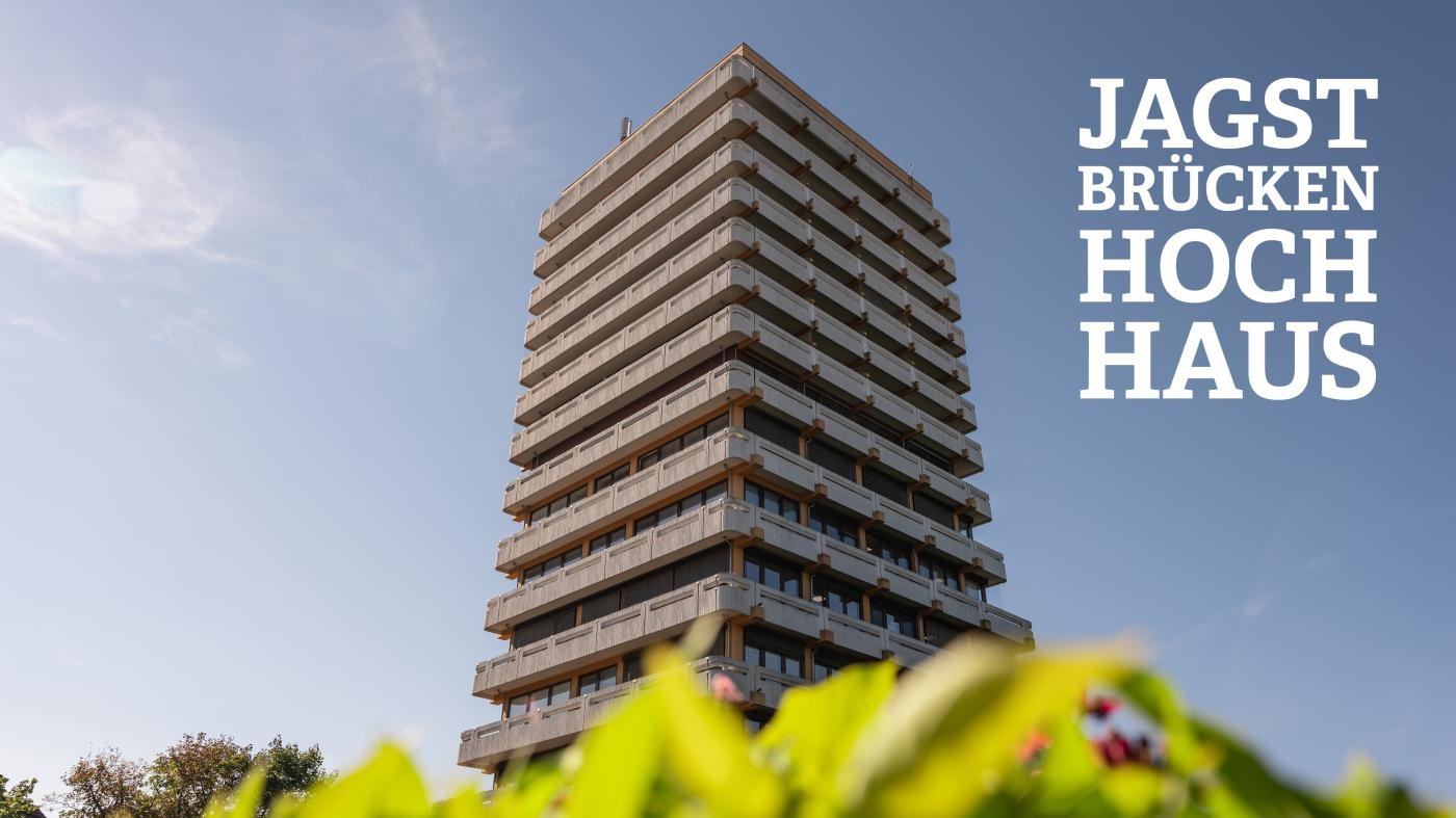 Blick von unten nach oben auf das Jagstbrückenhochhaus