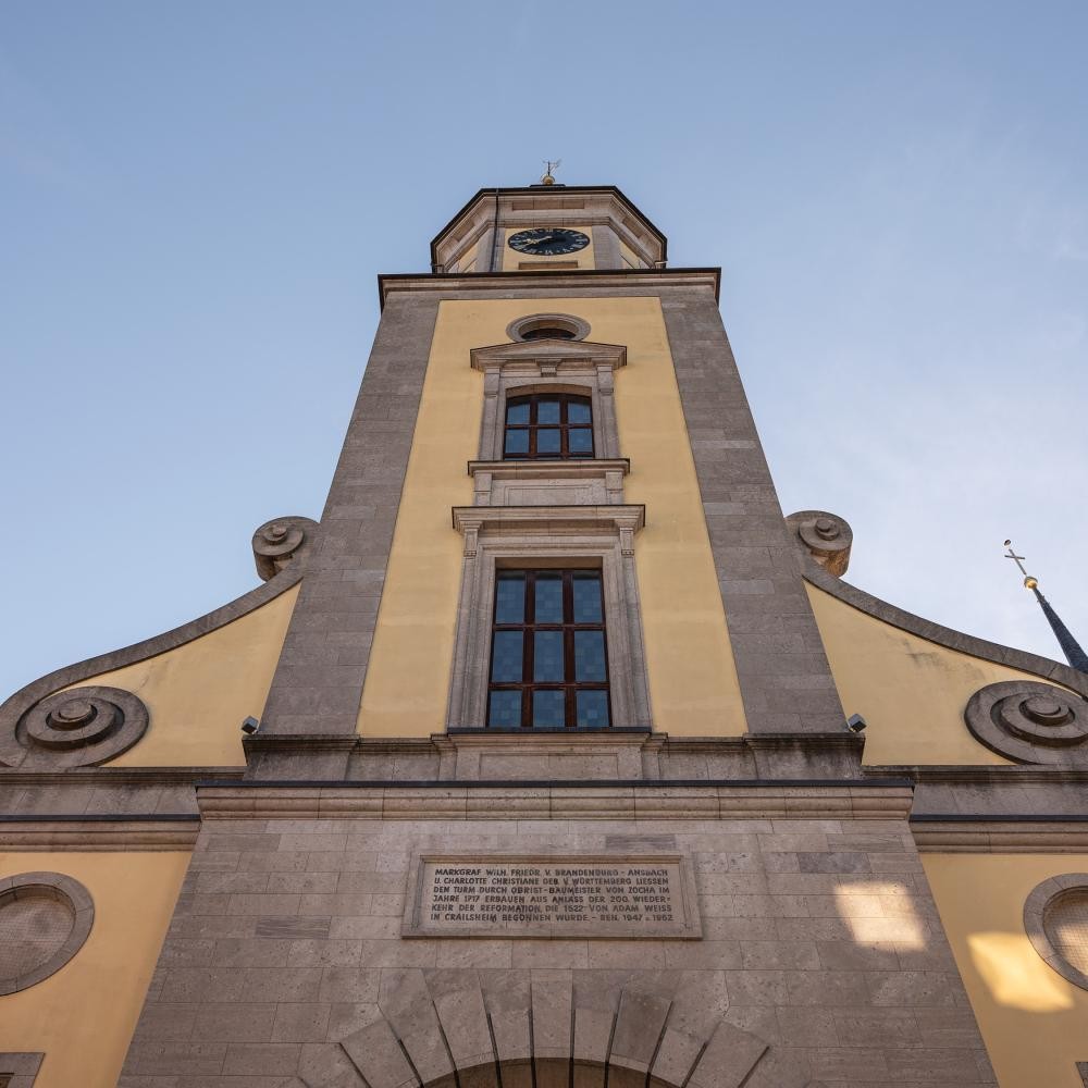 Blick von unten hoch zum Rathausturm