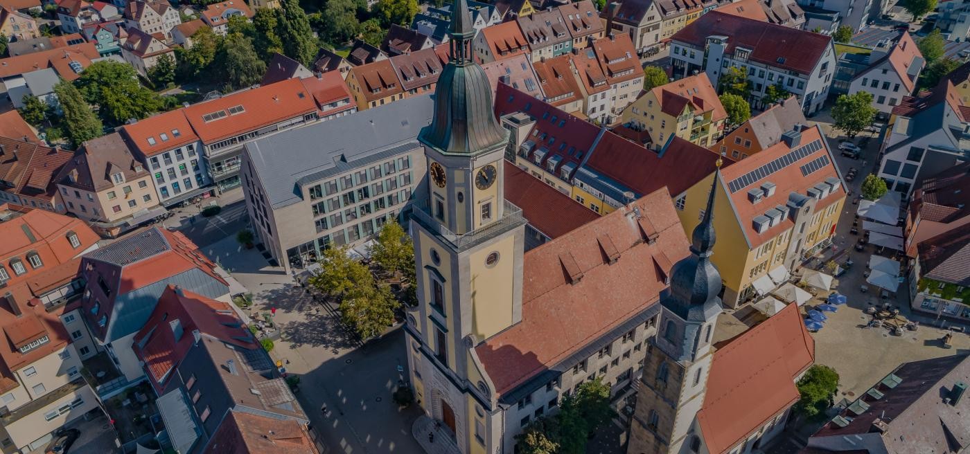 Blick von oben auf den Rathausturm und die Liebfrauenkapelle