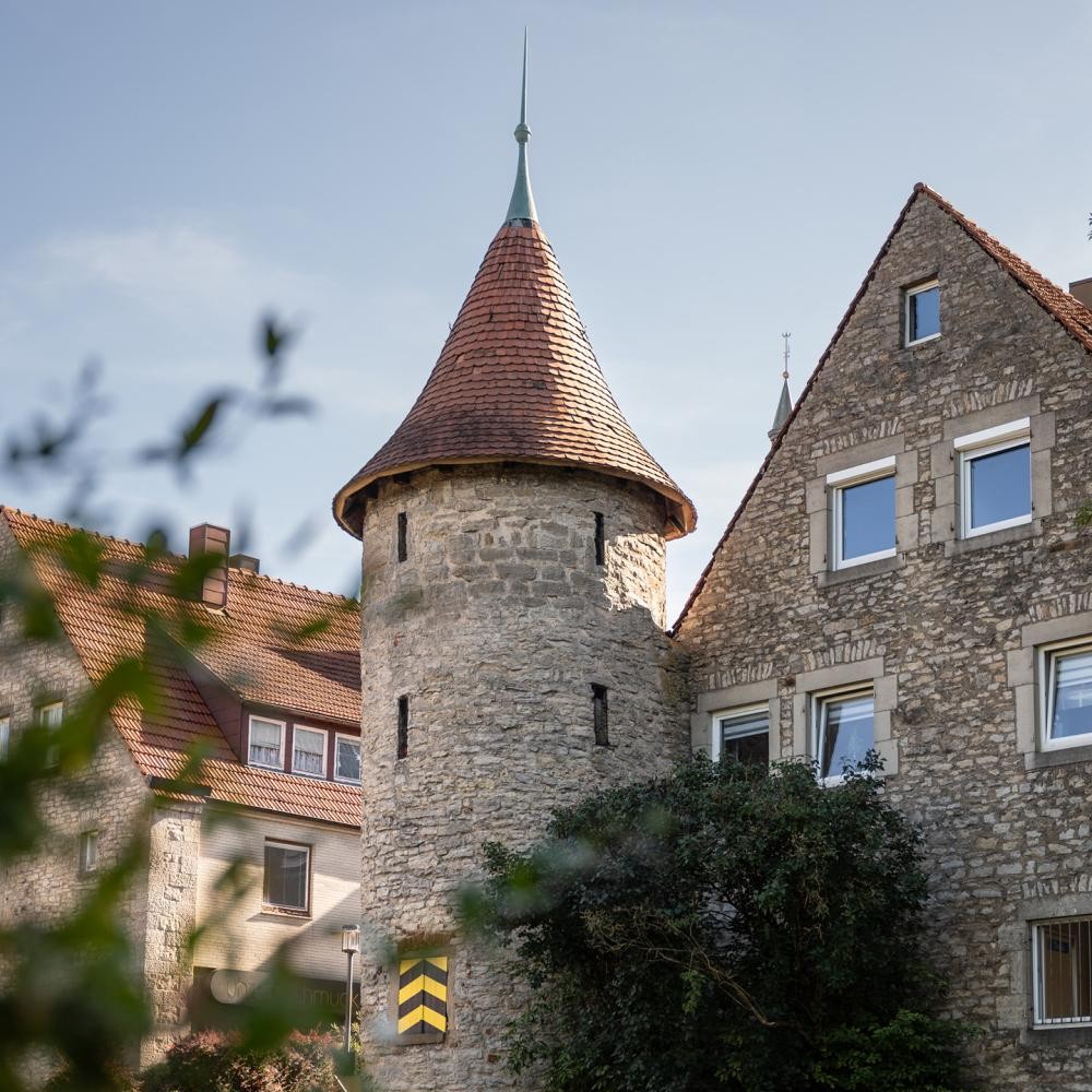 Blick auf den Zeughausturm und die Stadtmauer