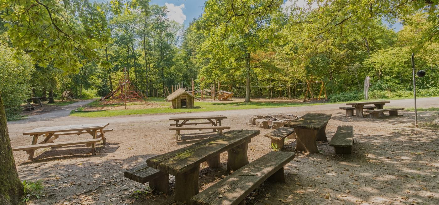 Blick auf den Schönebürgspielplatz mit Spielgeräten und Sitzgelegenheiten