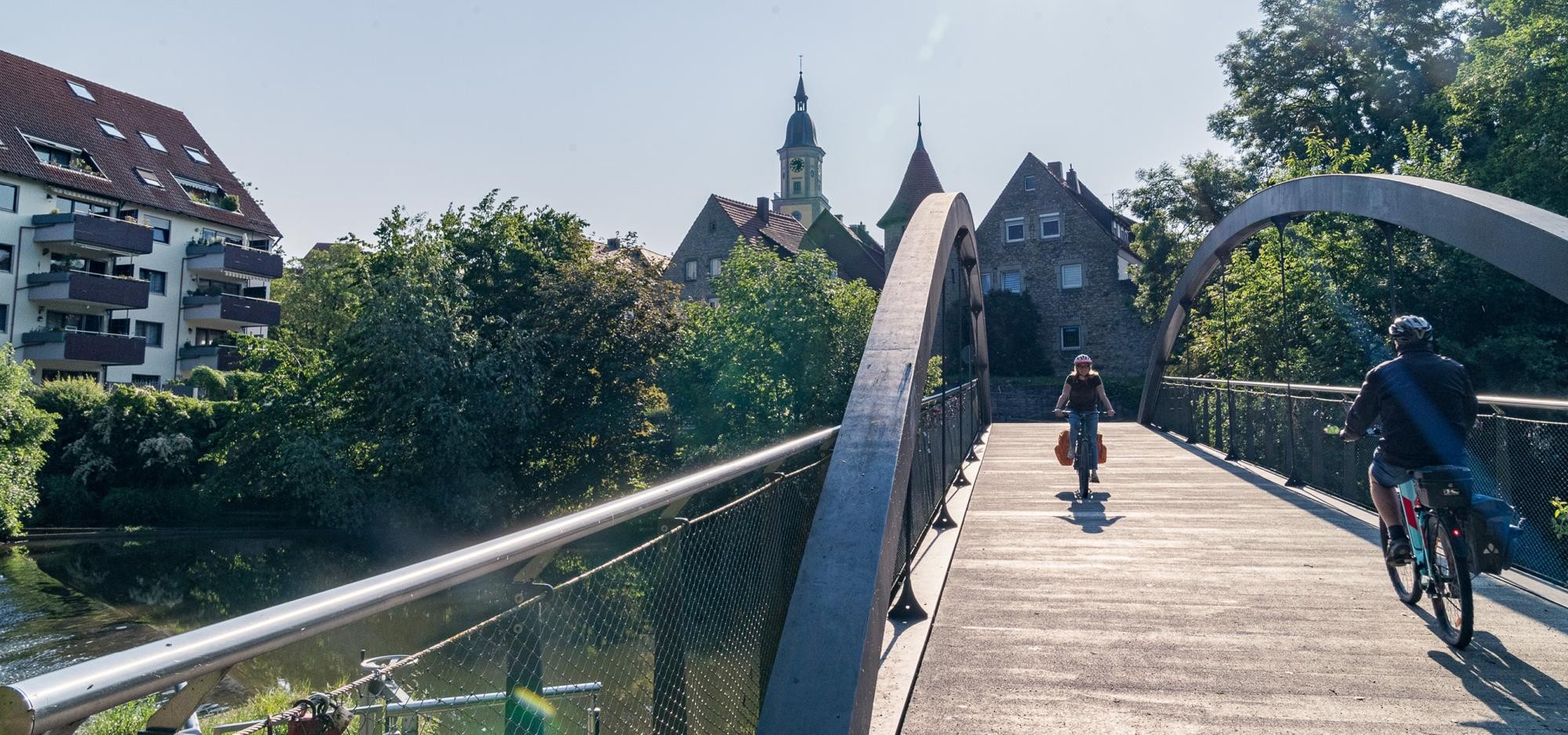 Zwei Radfahrer radeln über den Herrensteg