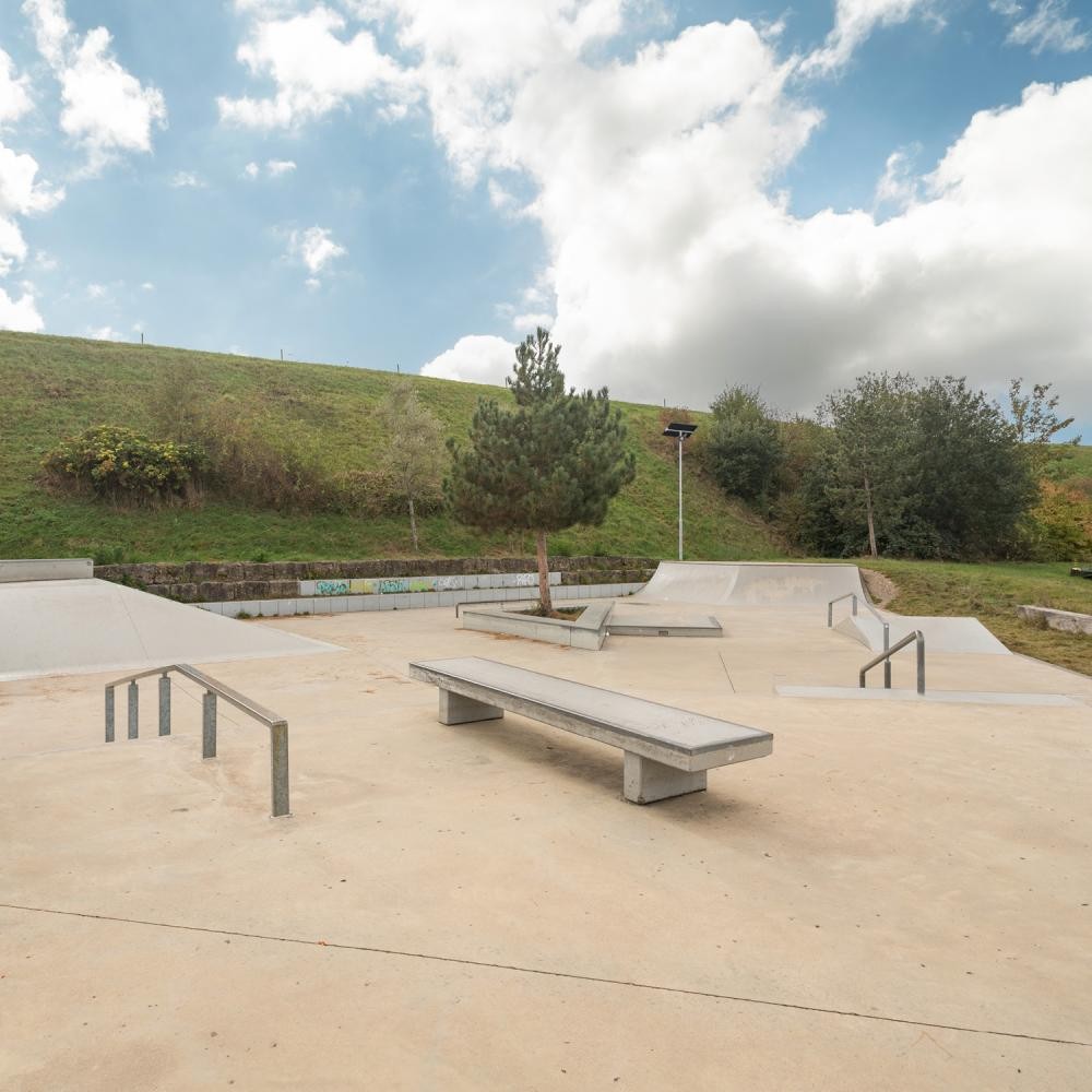 Skateanlage mit verschiedenen Stationen