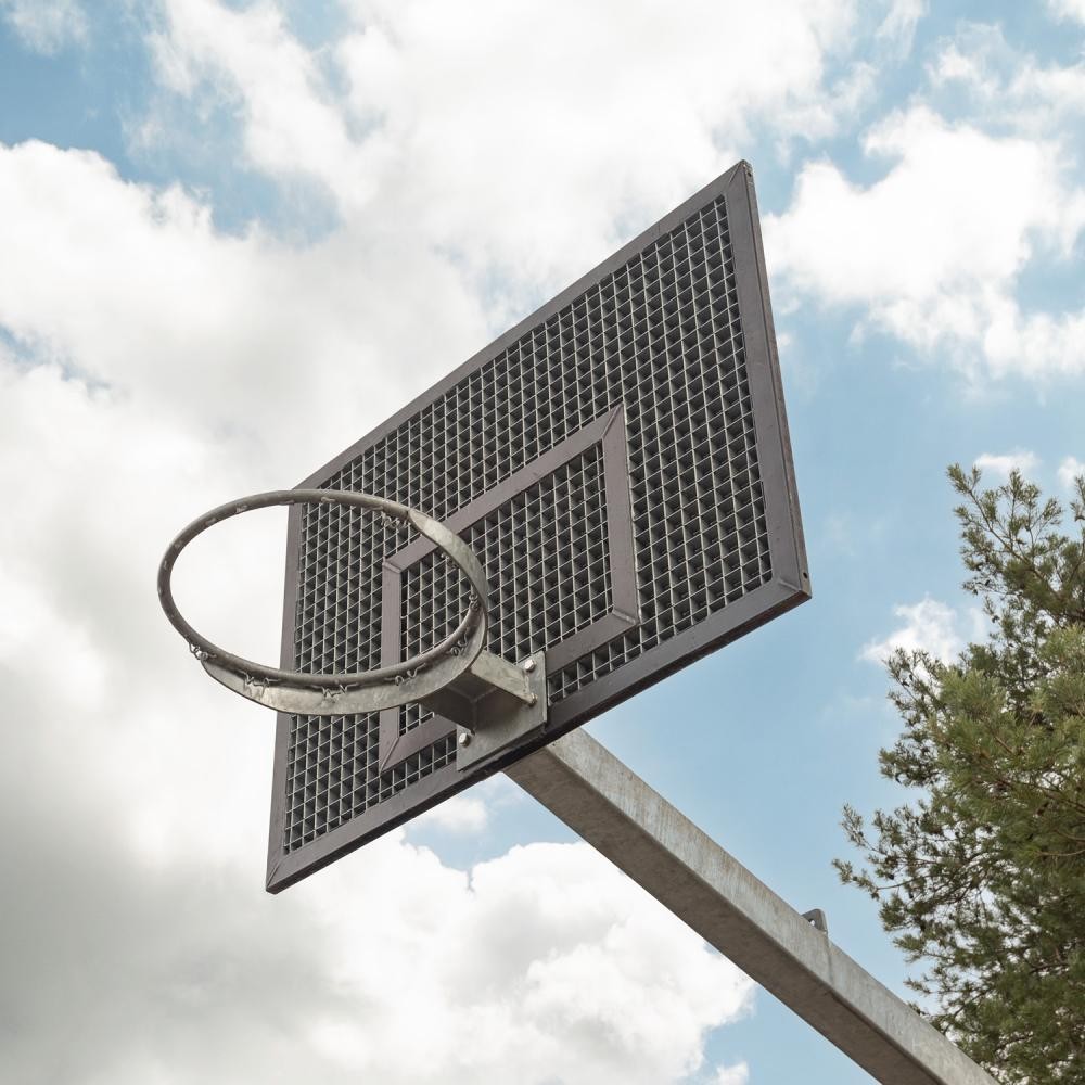 Blick von unten nach oben auf einen Basketballkorb