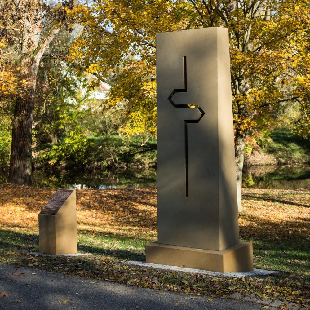 Herbstliche Aufnahme eine Reformationsstele