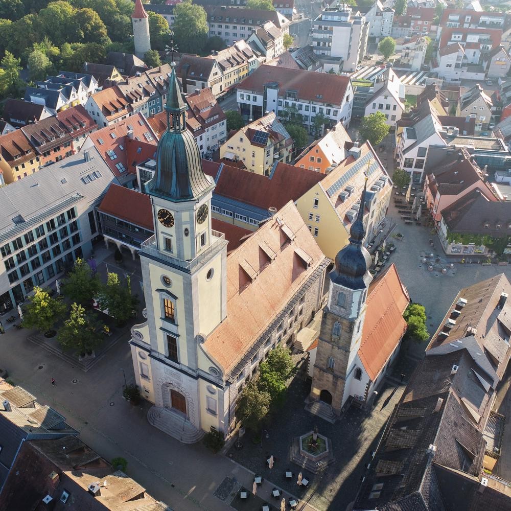 Blick von oben auf den Rathausturm und die Liebfrauenkapelle