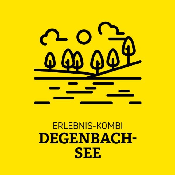 Gelbe Kachel mit einem Gewässer und einer Landschaft mit Bäumen im Hintergrund und der Schrift Erlebnis-Kombi Degenbachsee